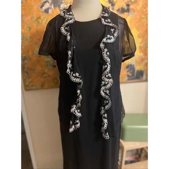 Tahari Black Silk Short Sleeve Topper With White embroidered Edges M - Picture 4 of 8
